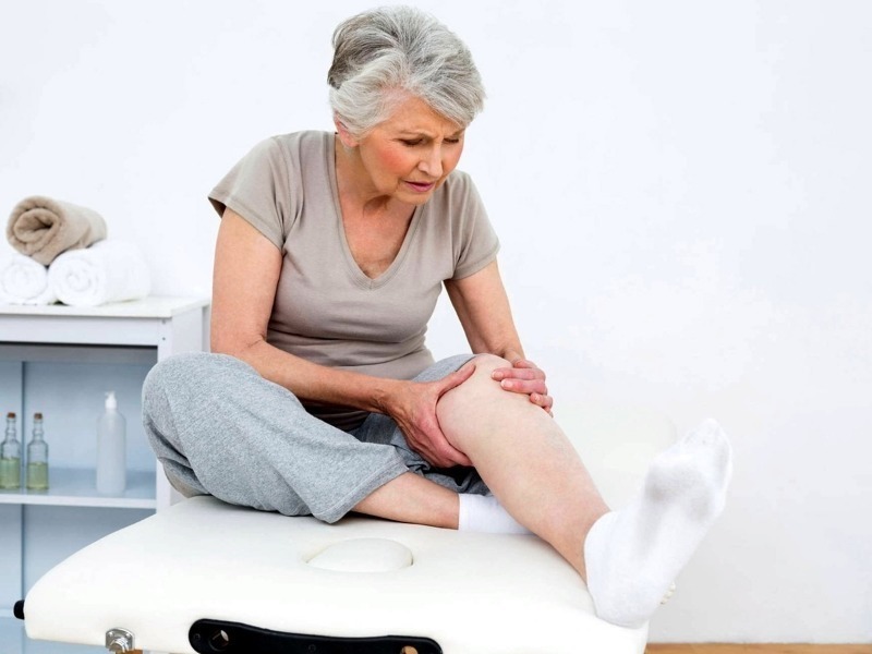 Набряки ніг у літніх: причини, діагностика та лікування